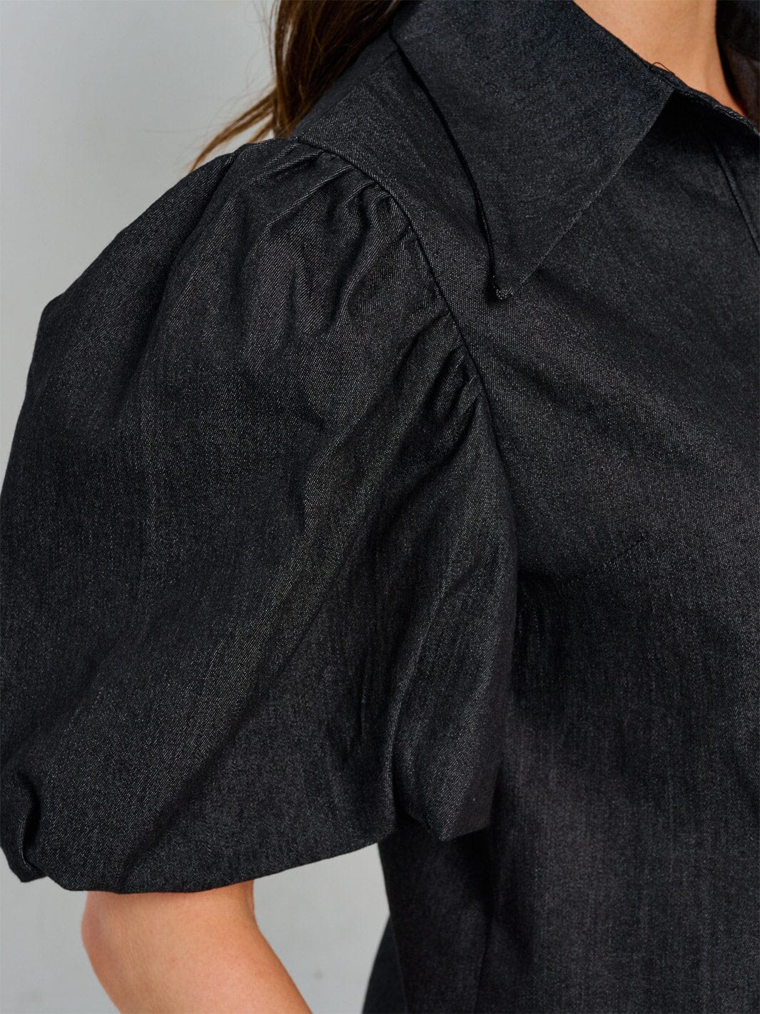 WOMEN'S SHORT PUFF SLEEVES BUTTON UP DENIM BLOUSE