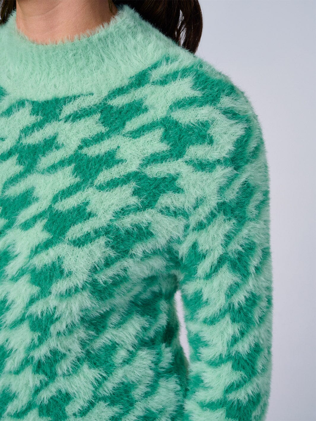 WOMEN'S LONG SLEEVE MOCK NECK FUZZY COLORBLOCK PULLOVER SWEATER