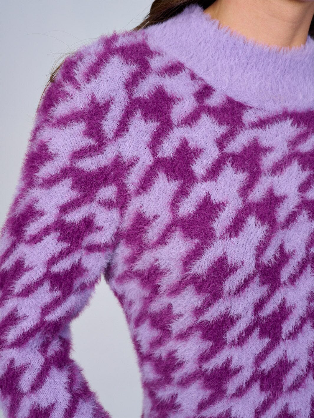 WOMEN'S LONG SLEEVE MOCK NECK FUZZY COLORBLOCK PULLOVER SWEATER