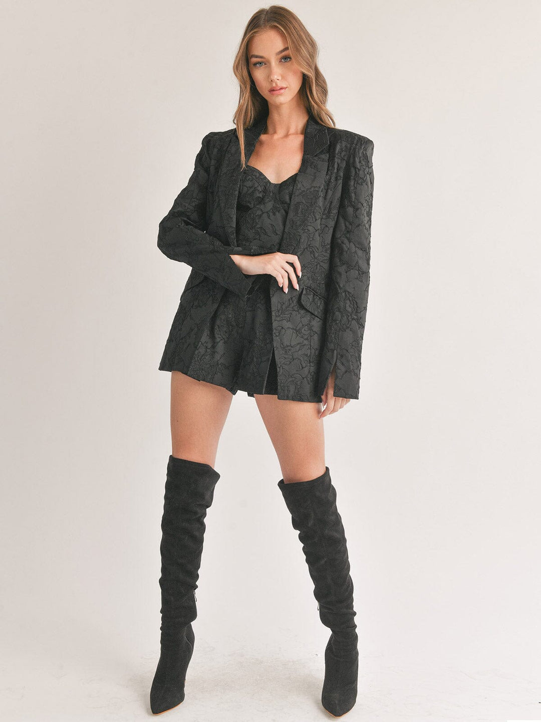 WOMEN'S LONG SLEEVE BUTTON CLOSURE POCKETS DETAILED BLAZER