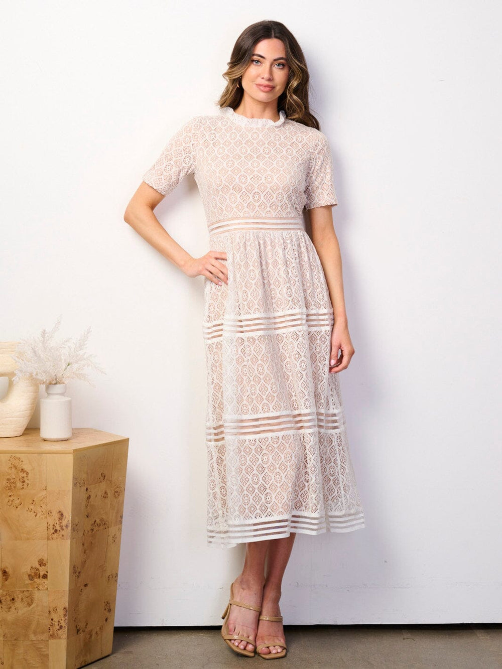 WOMEN'S SHORT SLEEVE MOCK NECK LACE TIERED MAXI DRESS