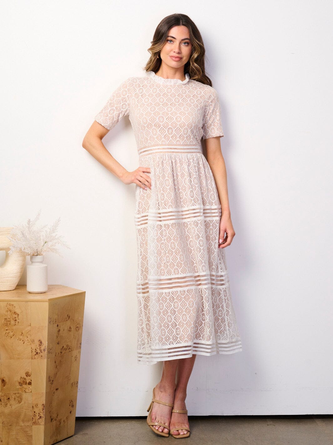 WOMEN'S SHORT SLEEVE MOCK NECK LACE TIERED MAXI DRESS