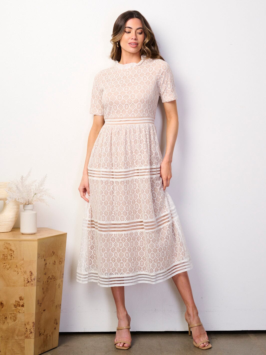 WOMEN'S SHORT SLEEVE MOCK NECK LACE TIERED MAXI DRESS