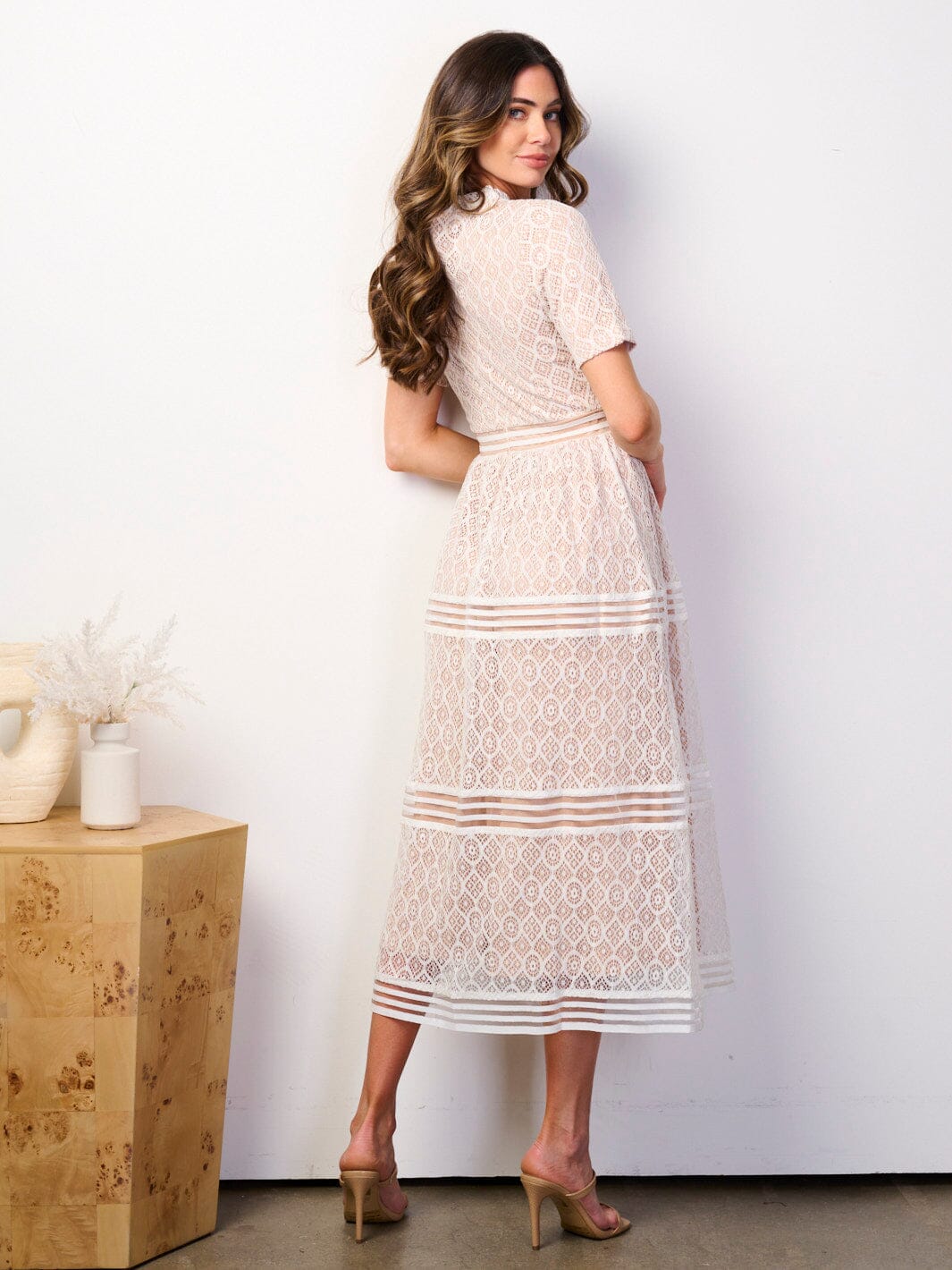 WOMEN'S SHORT SLEEVE MOCK NECK LACE TIERED MAXI DRESS