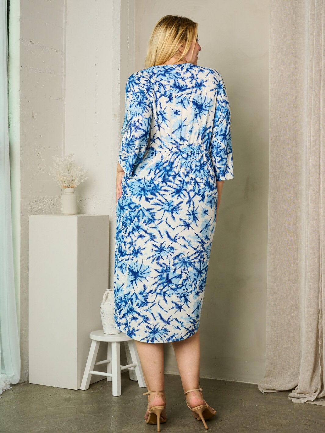 PLUS SIZE 3/4 SLEEVE SURPLICE PRINTED MIDI DRESS