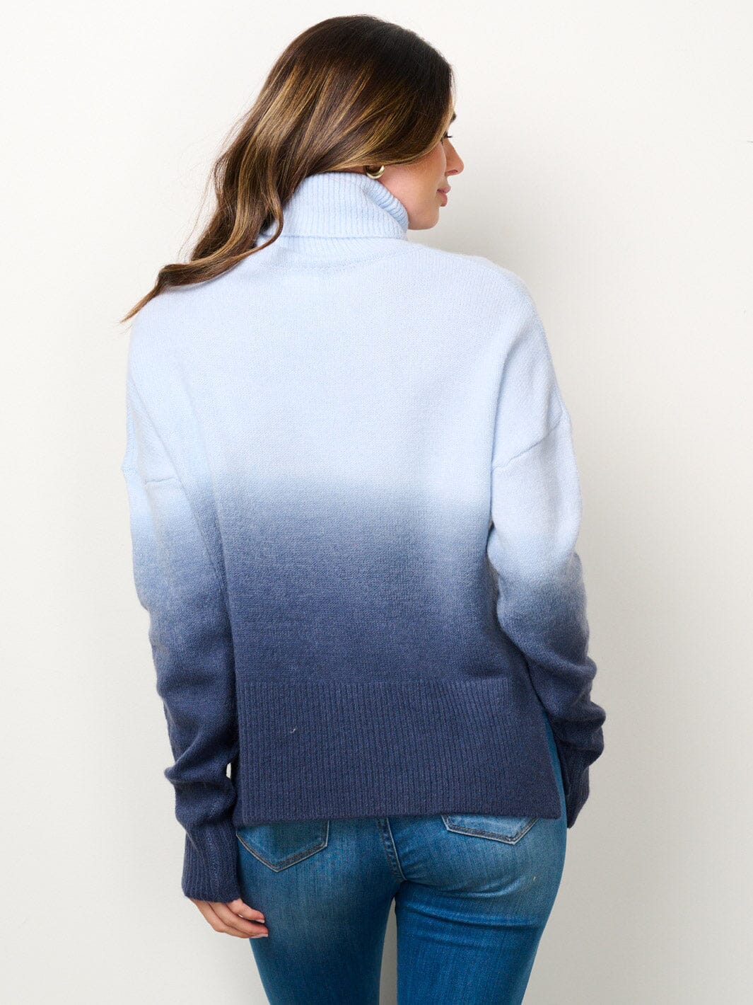 WOMEN'S LONG SLEEVE TURTLE NECK COLORBLOCK SWEATER