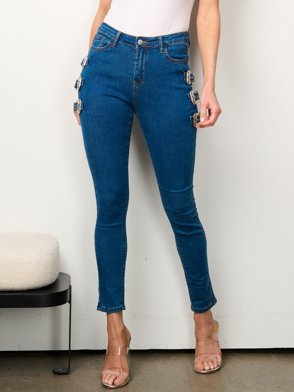 WOMEN'S BUTTON CLOSURE SIDE BELT DETAILED DENIM SKINNY PANTS
