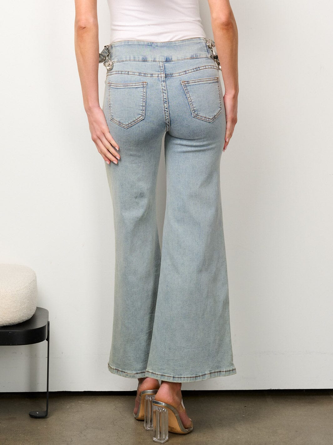 WOMEN'S BUTTON CLOSURE SIDE BELT DETAILED DENIM PANTS