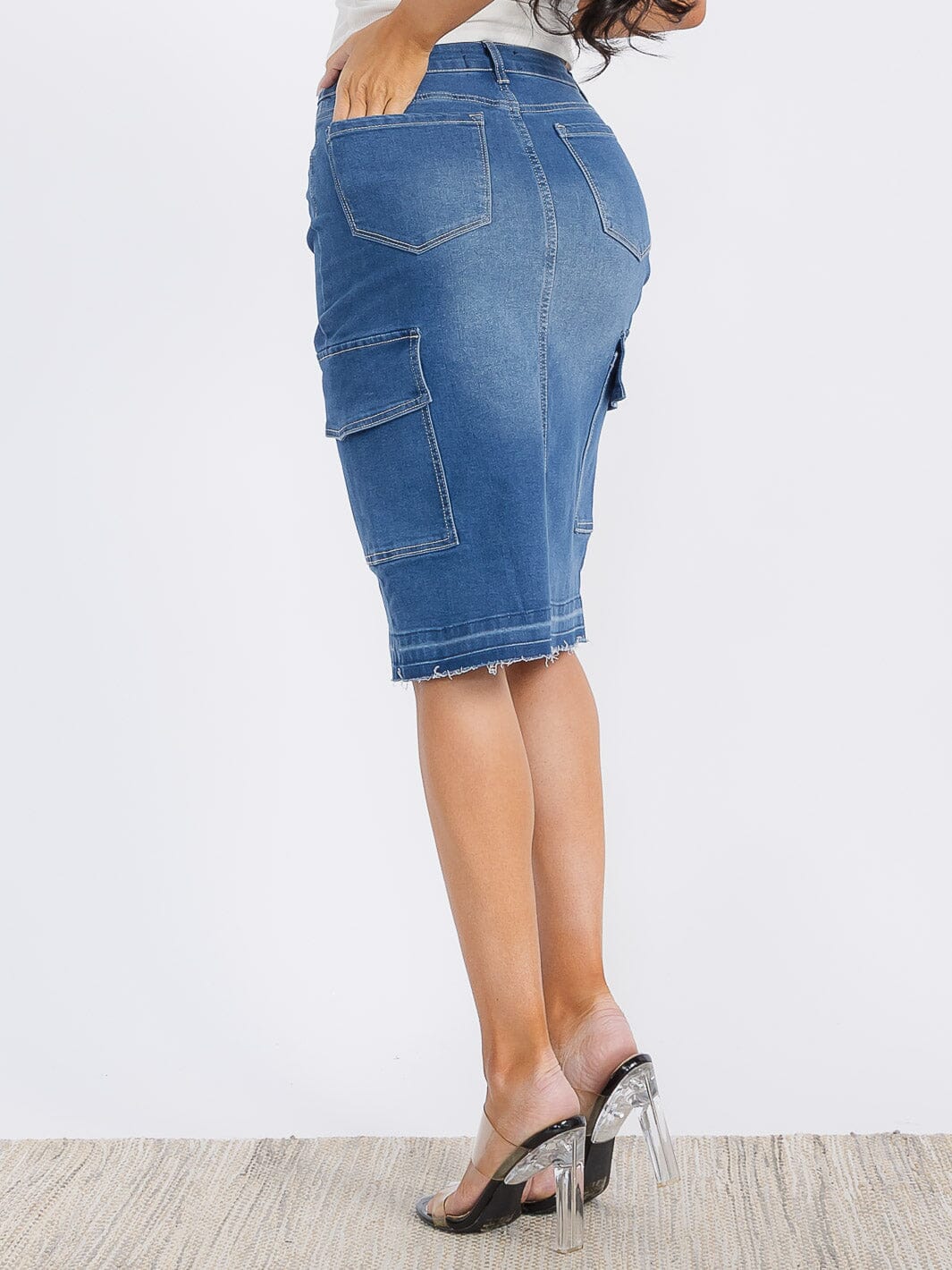 WOMEN'S BUTTON CLOSURE FRONT SLIT CARGO POCKETS WASHED DENIM MIDI SKIRT