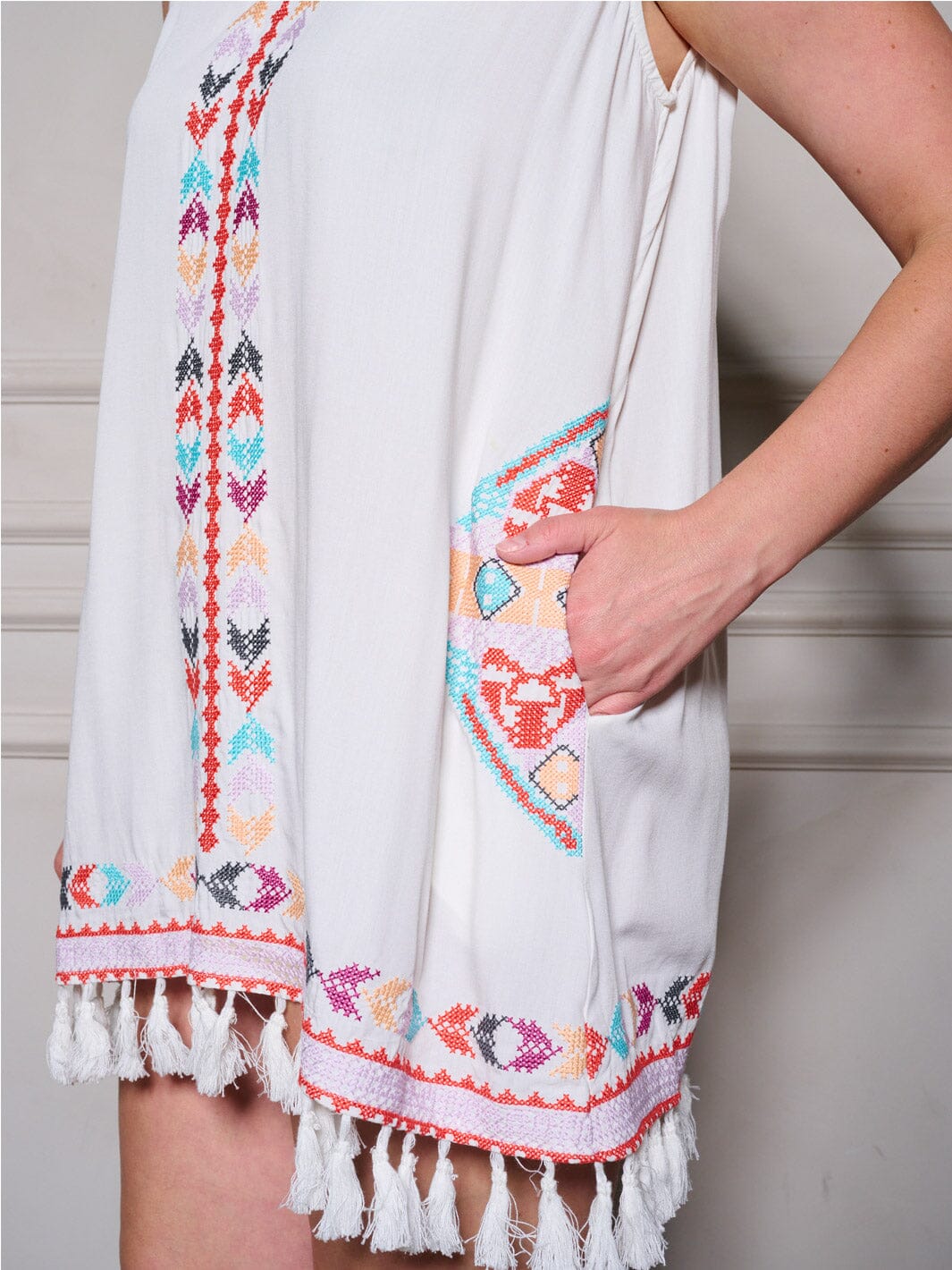 PLUS SIZE SLEEVELESS V-NECK POCKETS EMBROIDERY DETAILED TUNIC MINI DRESS