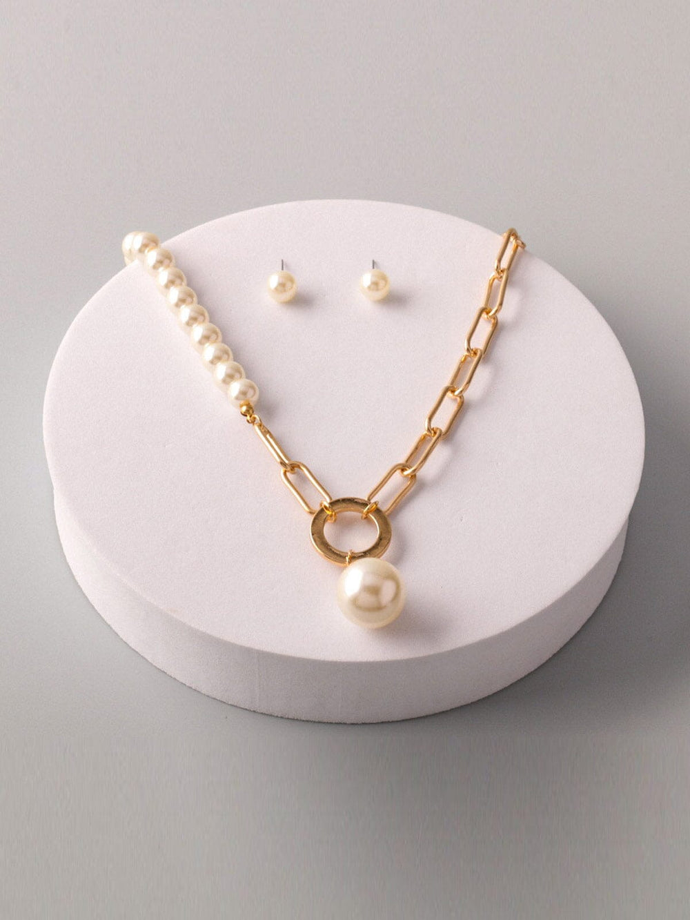 WOMEN'S PEARL EARRINGS & NECKLACE SET