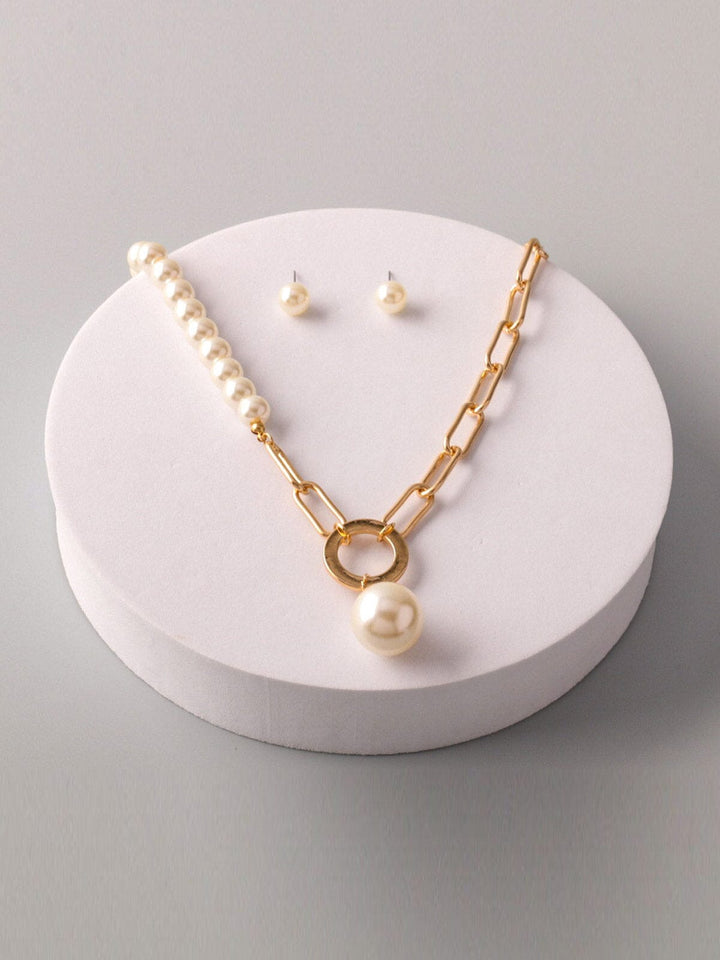 WOMEN'S PEARL EARRINGS & NECKLACE SET