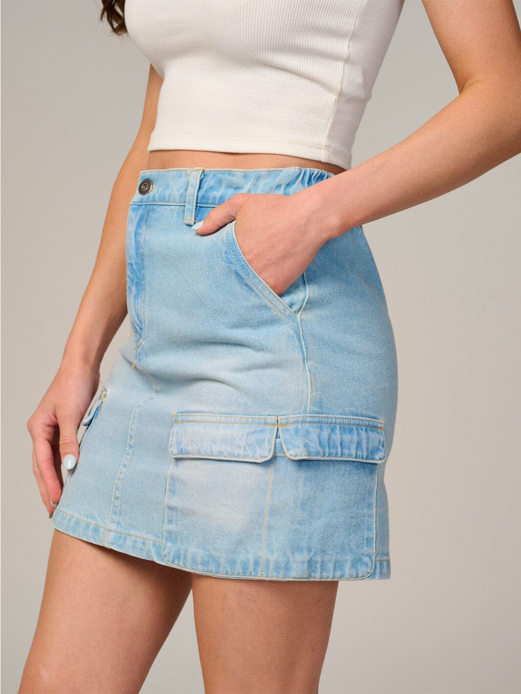 WOMEN'S BUTTON CLOSURE POCKETS WASHED DENIM MINI SKIRT