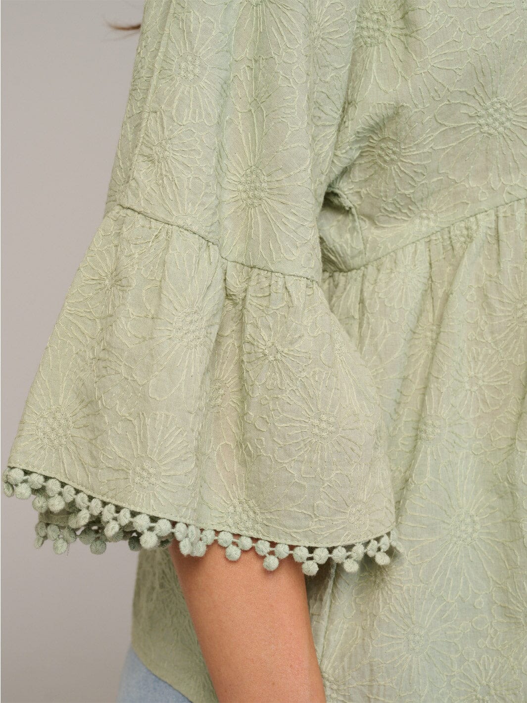 WOMEN'S SHORT SLEEVE V-NECK TRIM DETAILED BLOUSE