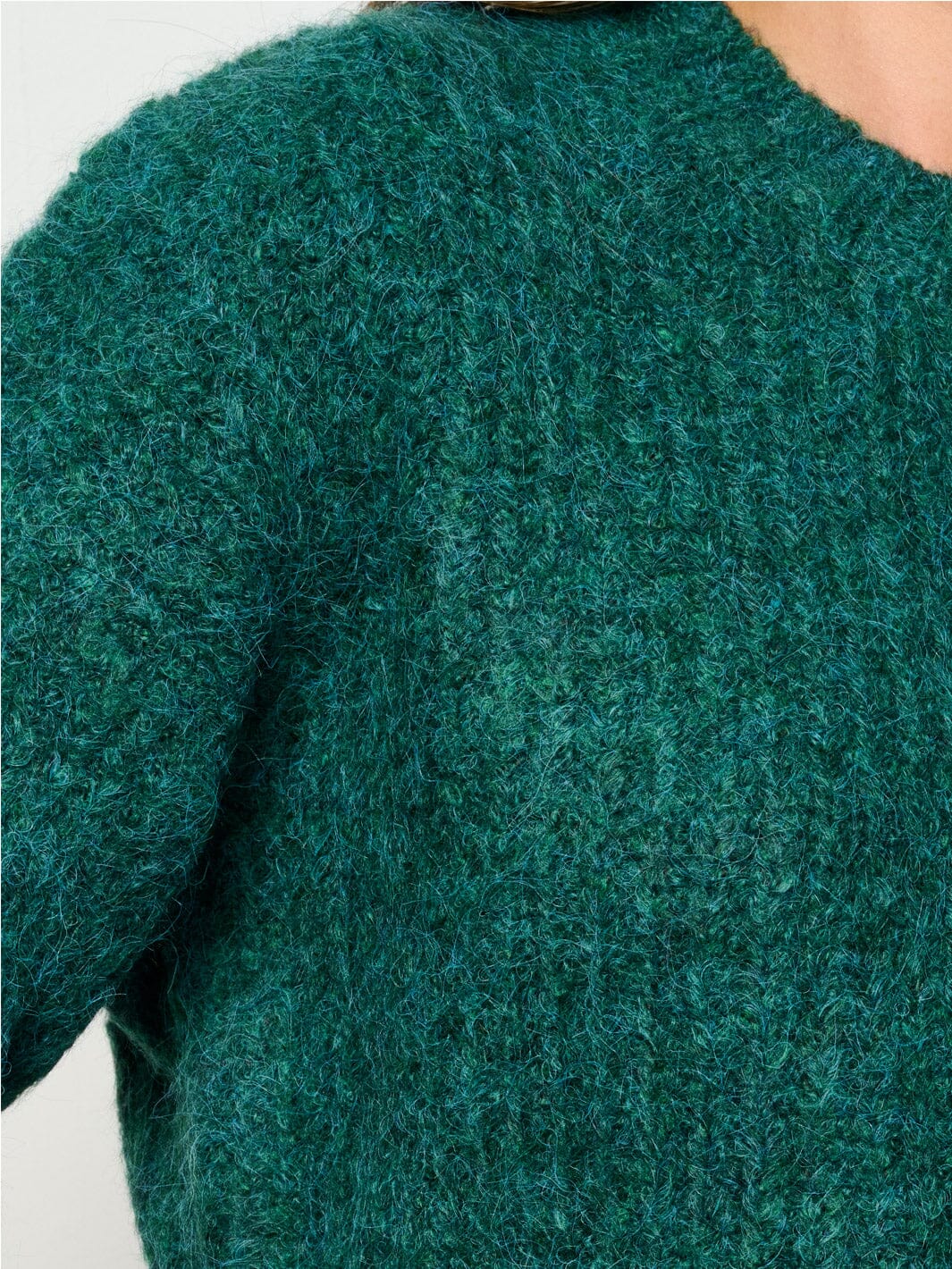 WOMEN'S LONG SLEEVE PULLOVER SWEATER