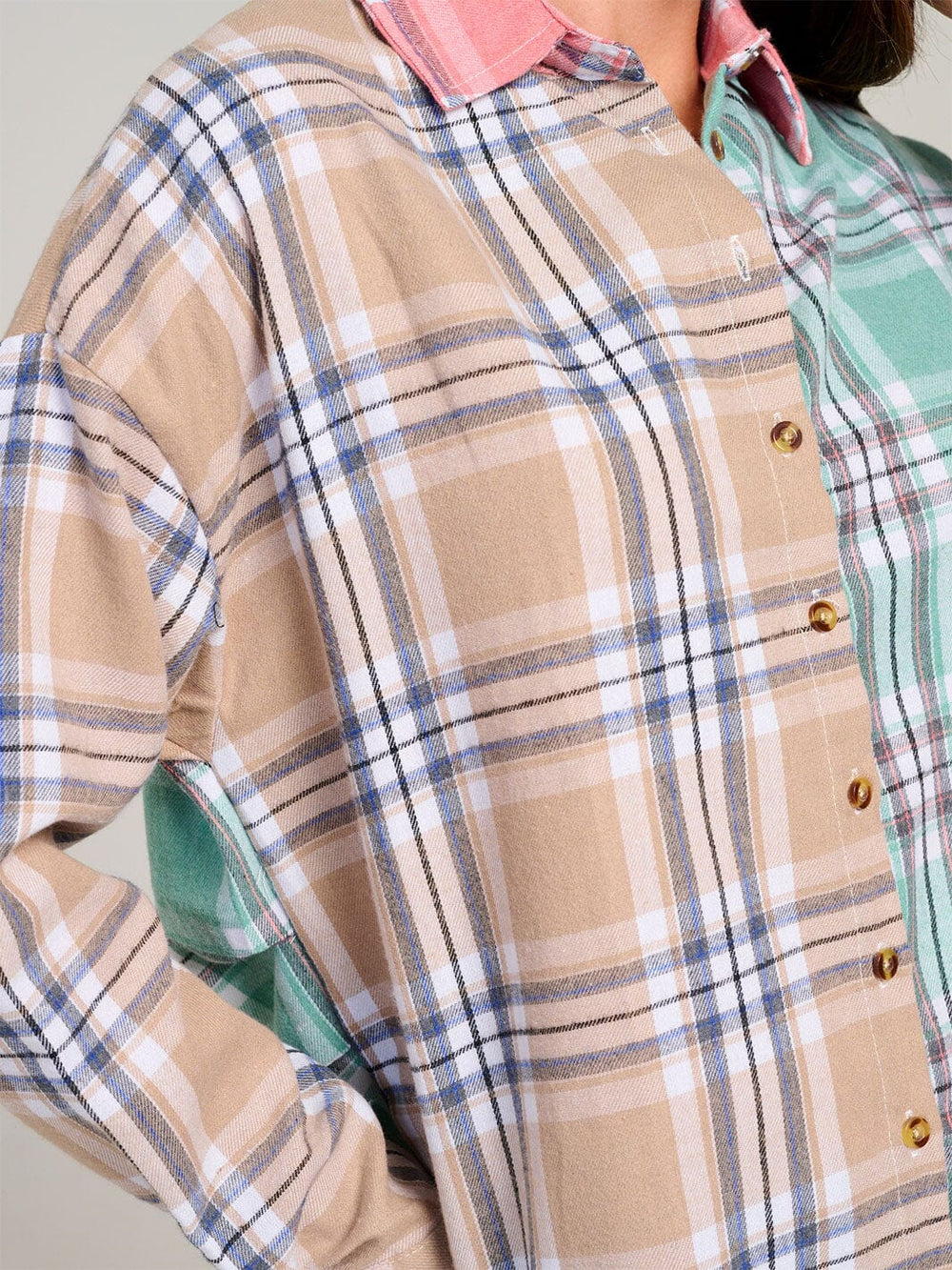 WOMEN'S LONG SLEEVE HIGH-LOW BUTTON UP COLORBLOCK PLAID SHIRT