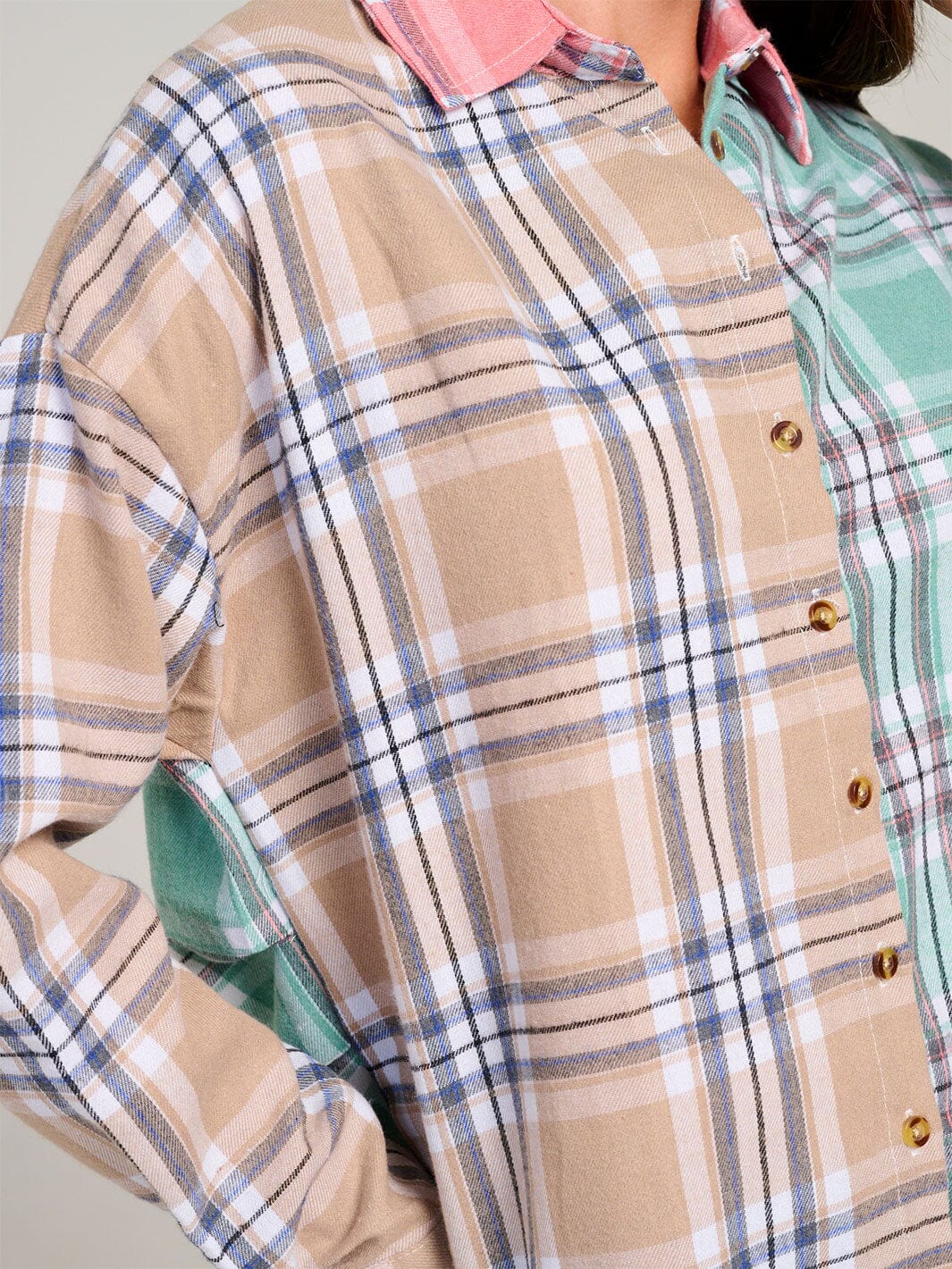 WOMEN'S LONG SLEEVE HIGH-LOW BUTTON UP COLORBLOCK PLAID SHIRT