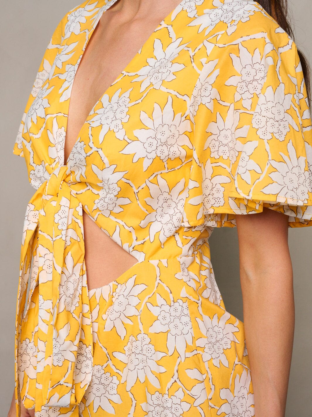 WOMEN'S SHORT SLEEVE V-NECK CUT OUT FLORAL ROMPER