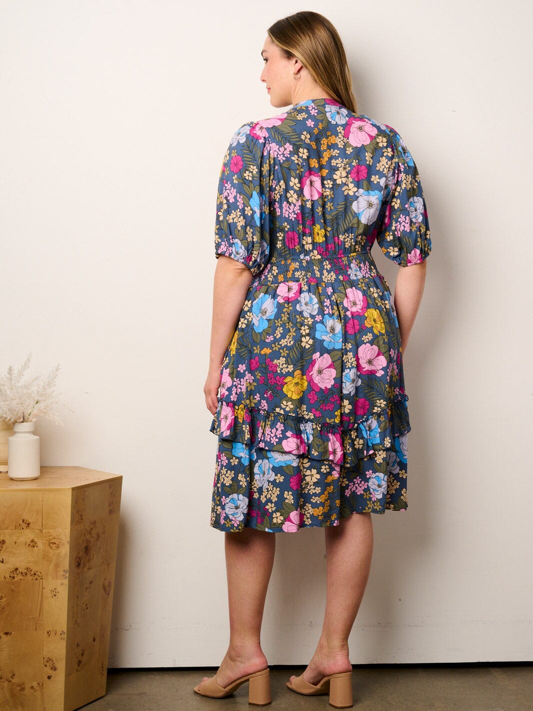 PLUS SIZE SHORT SLEEVE V-NECK POCKETS FLORAL MIDI DRESS