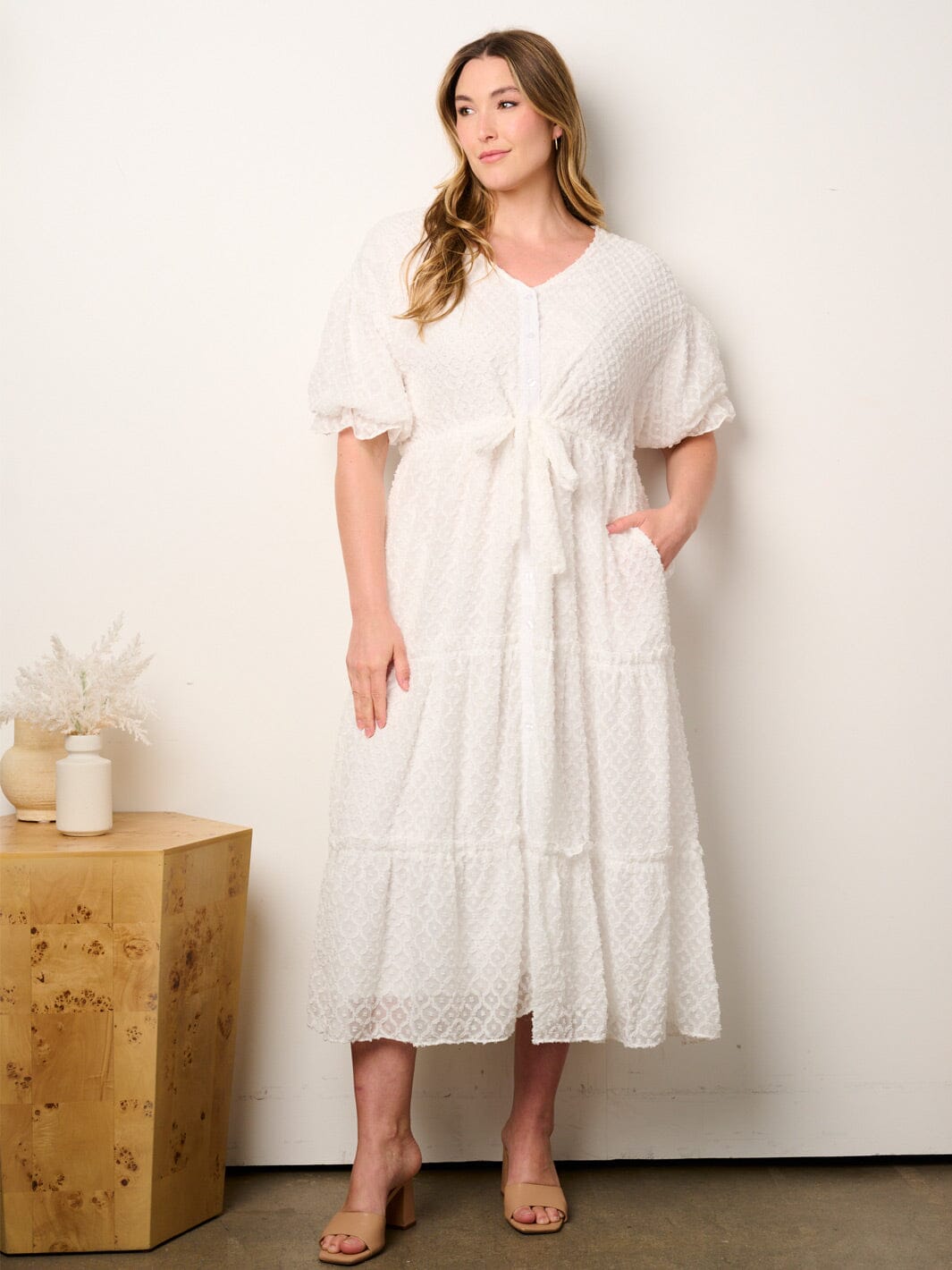 PLUS SIZE SHORT PUFF SLEEVE V-NECK SWISS DOT DETAILED MAXI DRESS