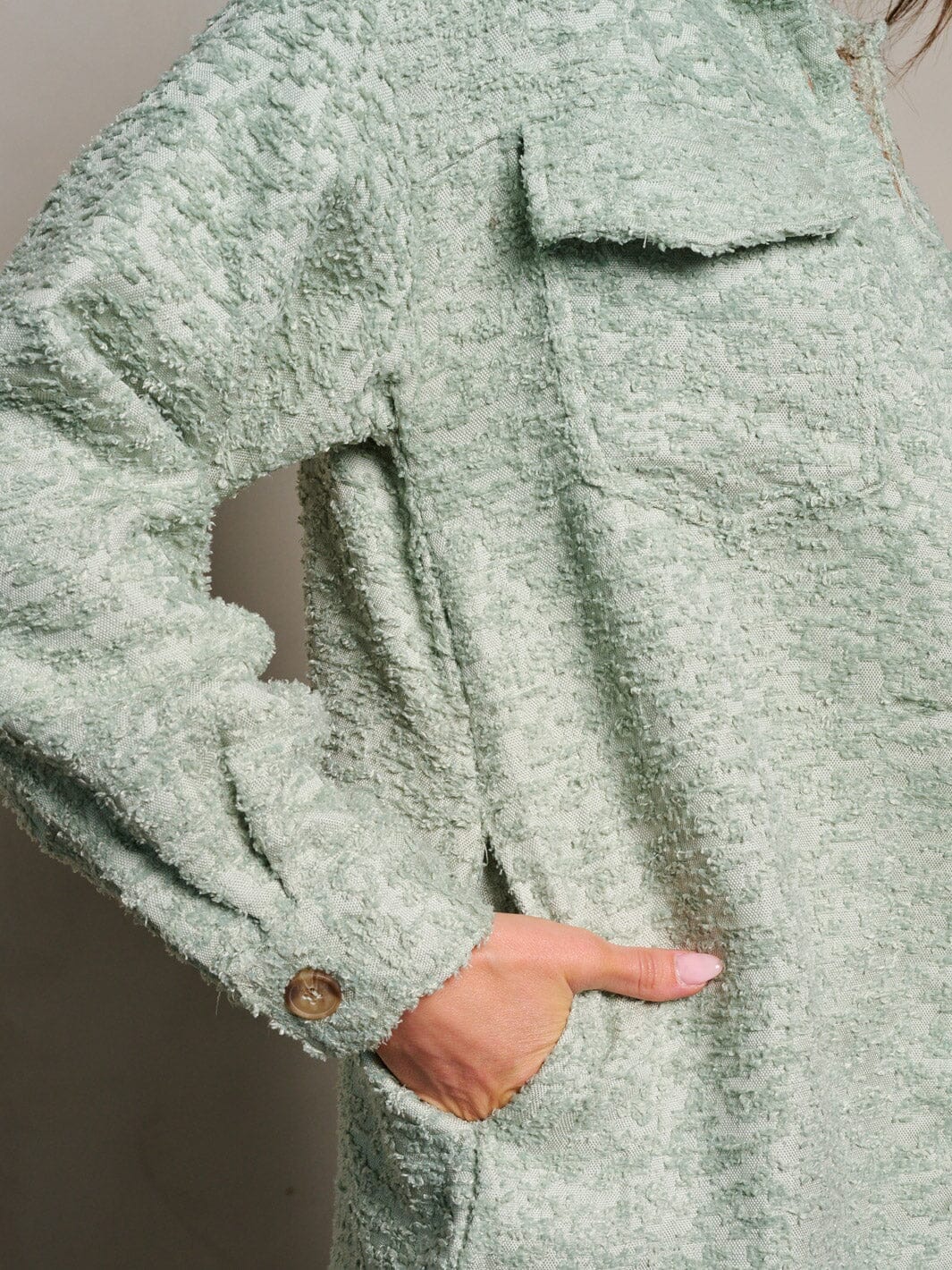 WOMEN'S LONG SLEEVE BUTTON CLOSURE POCKETS FUZZY DETAILED JACKET