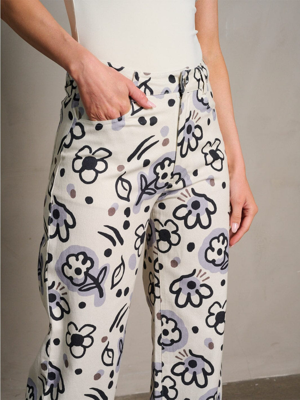 WOMEN'S BUTTON CLOSURE POCKETS FLORAL DENIM PANTS