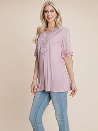 WOMEN'S SHORT RUFFLE SLEEVE V-NECK CRICHET DETAILED TOP