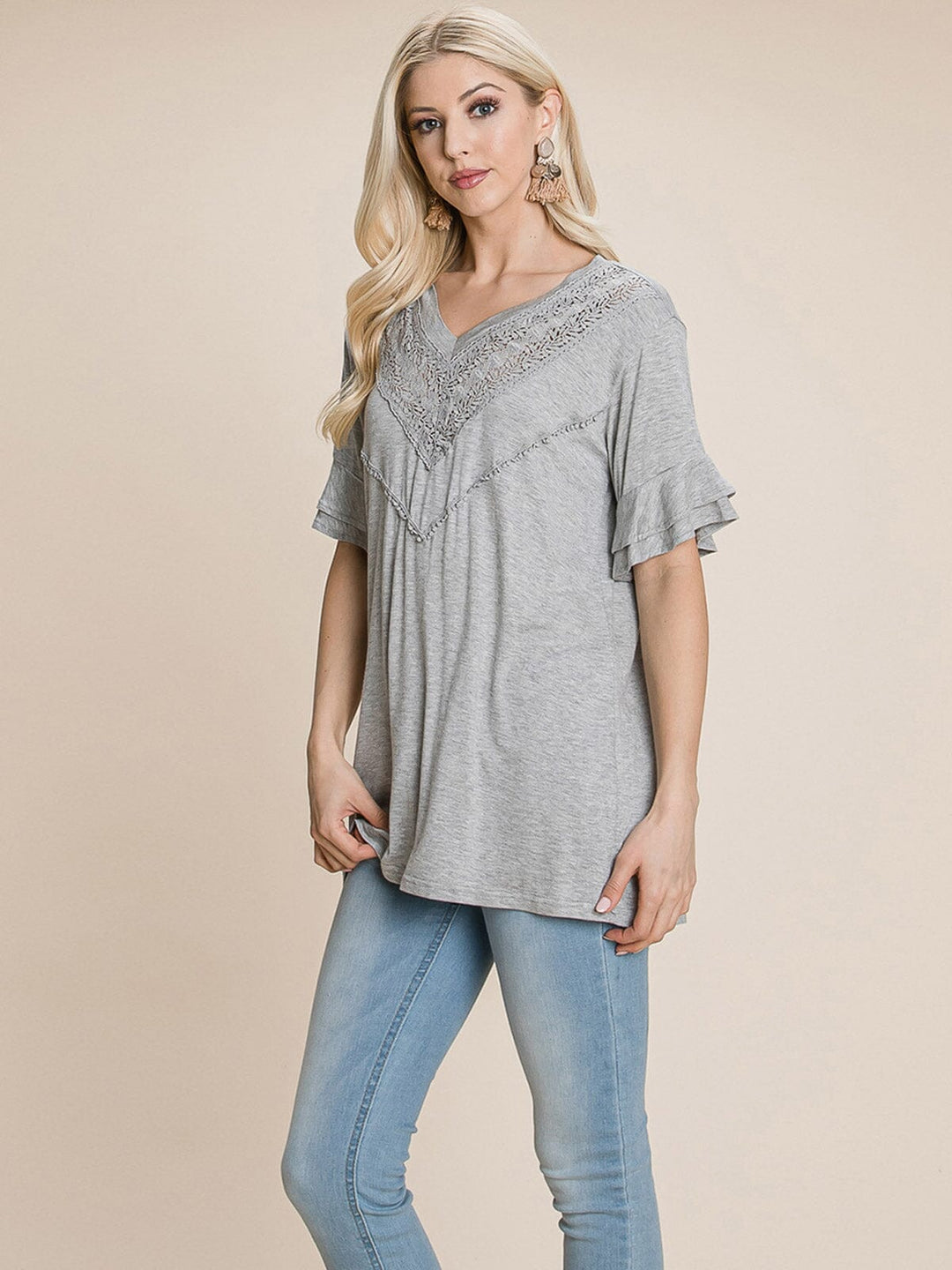 WOMEN'S SHORT RUFFLE SLEEVE V-NECK CRICHET DETAILED TOP
