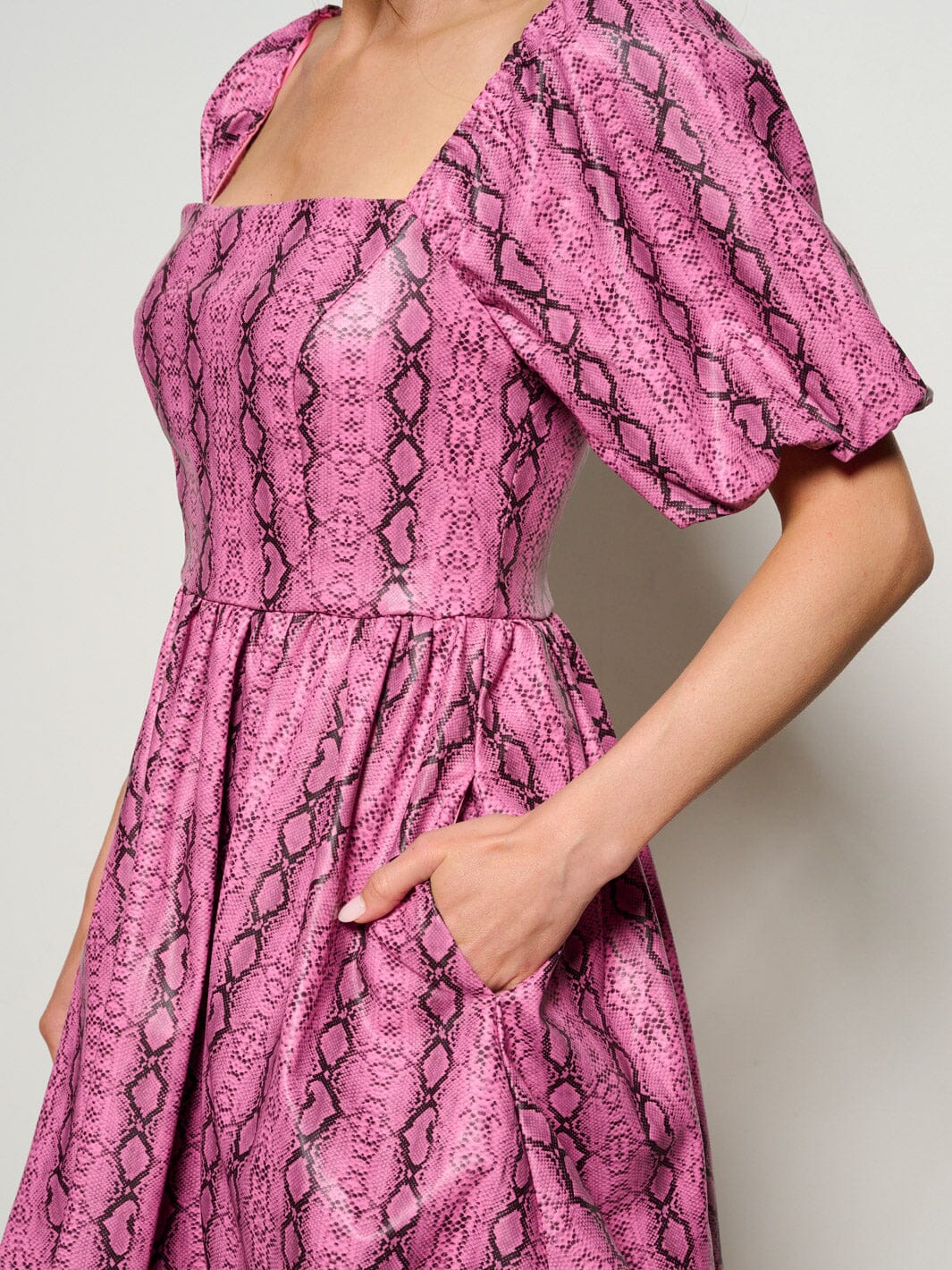 WOMEN'S SHORT PUFF SLEEVE SQUARE NECK POCKETS SNAKE PRINT MINI DRESS