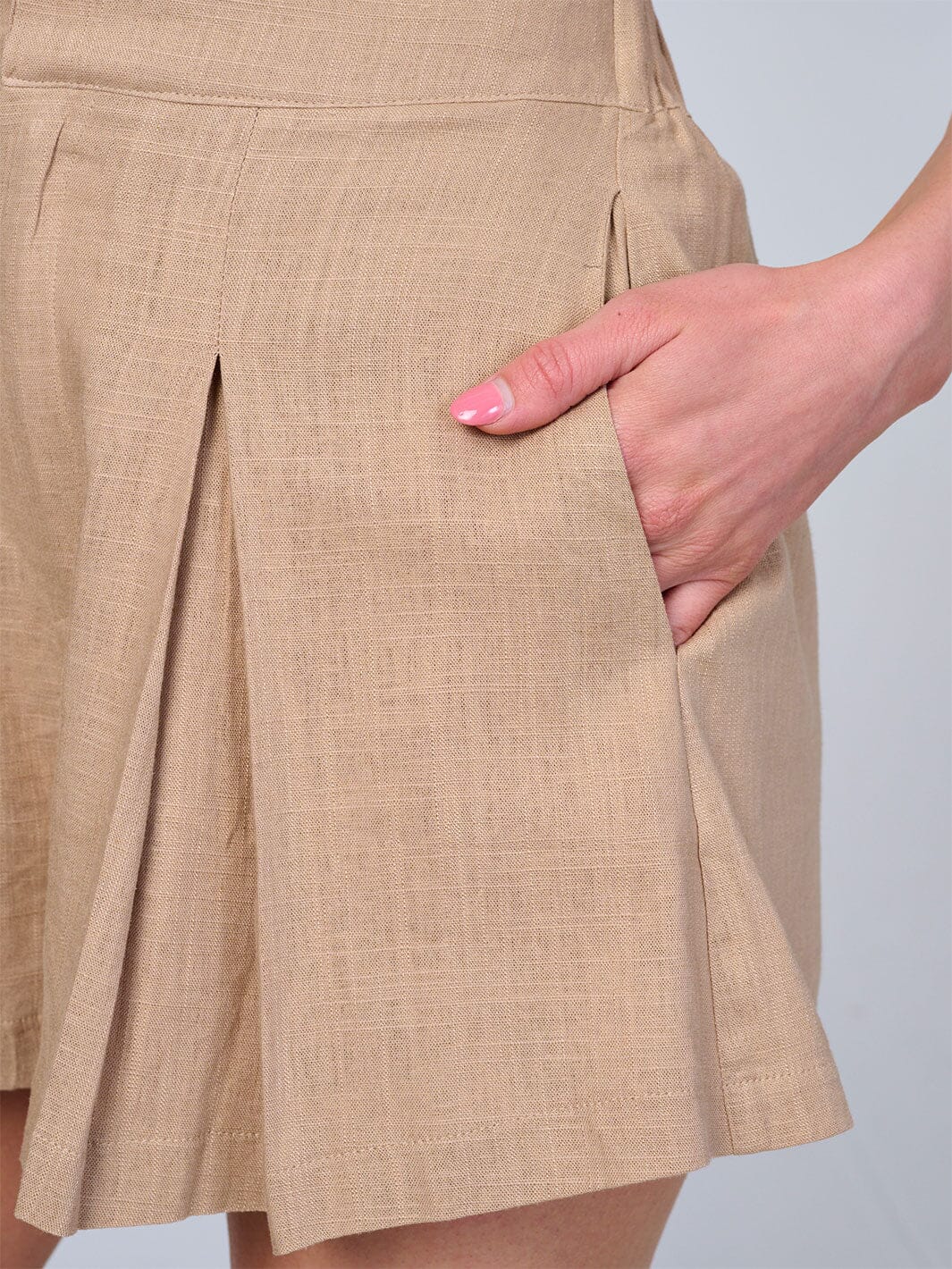 WOMEN'S BUTTON CLOSURE FRONT POCKETS PLEATED MINI SHORTS