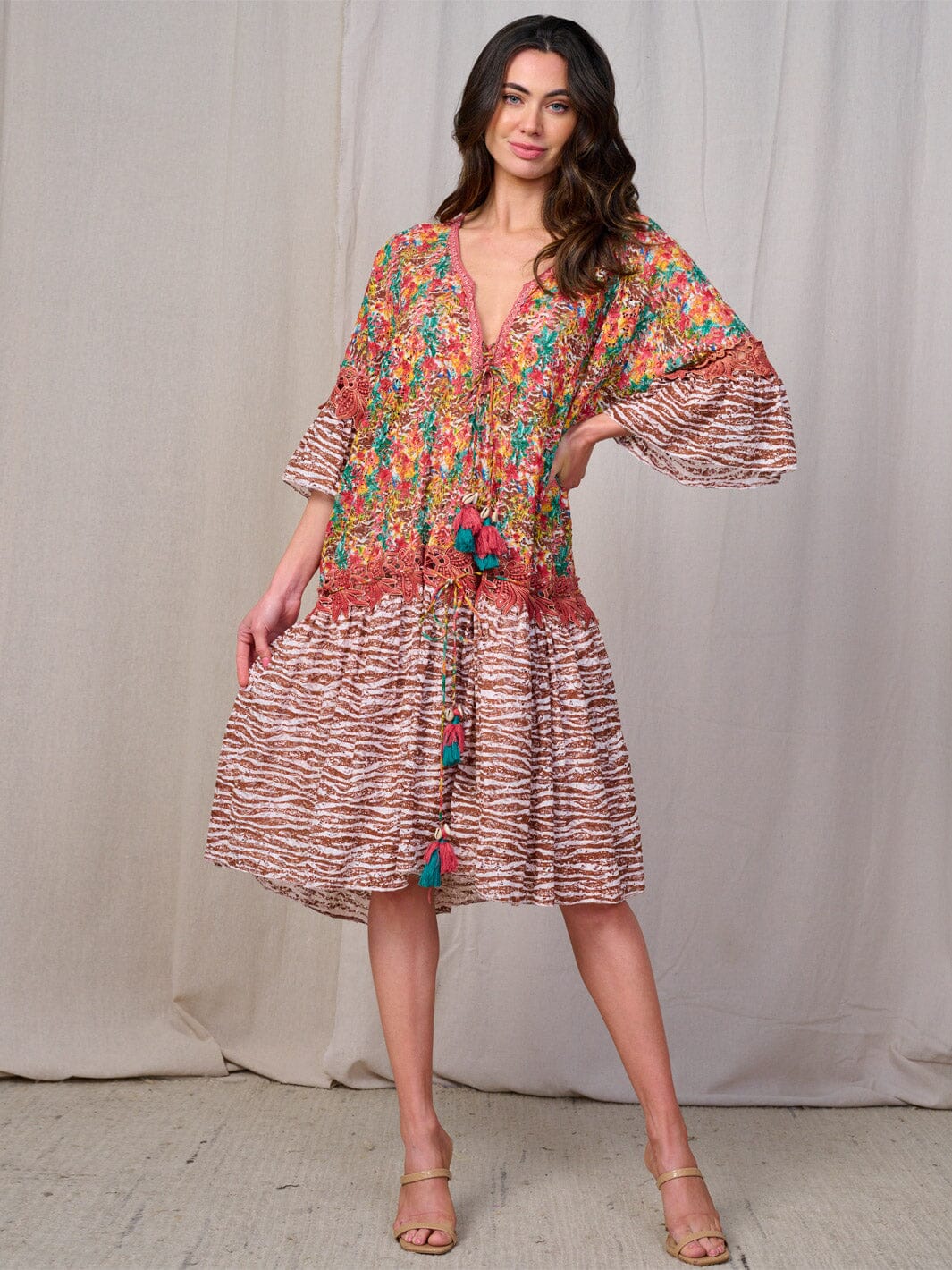 WOMEN'S SHORT SLEEVE V-NECK TIERED FLORAL CONTRAST MIDI DRESS