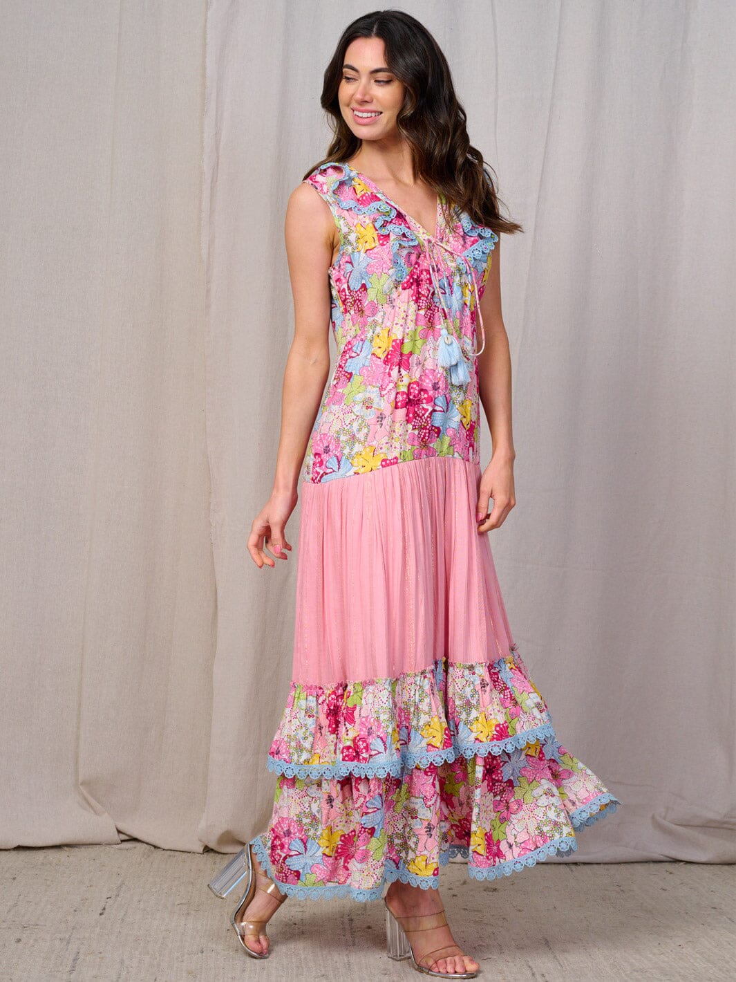 WOMEN'S SLEEVELESS V-NECK TIERED FLORAL TRIM DETAILED MAXI DRESS