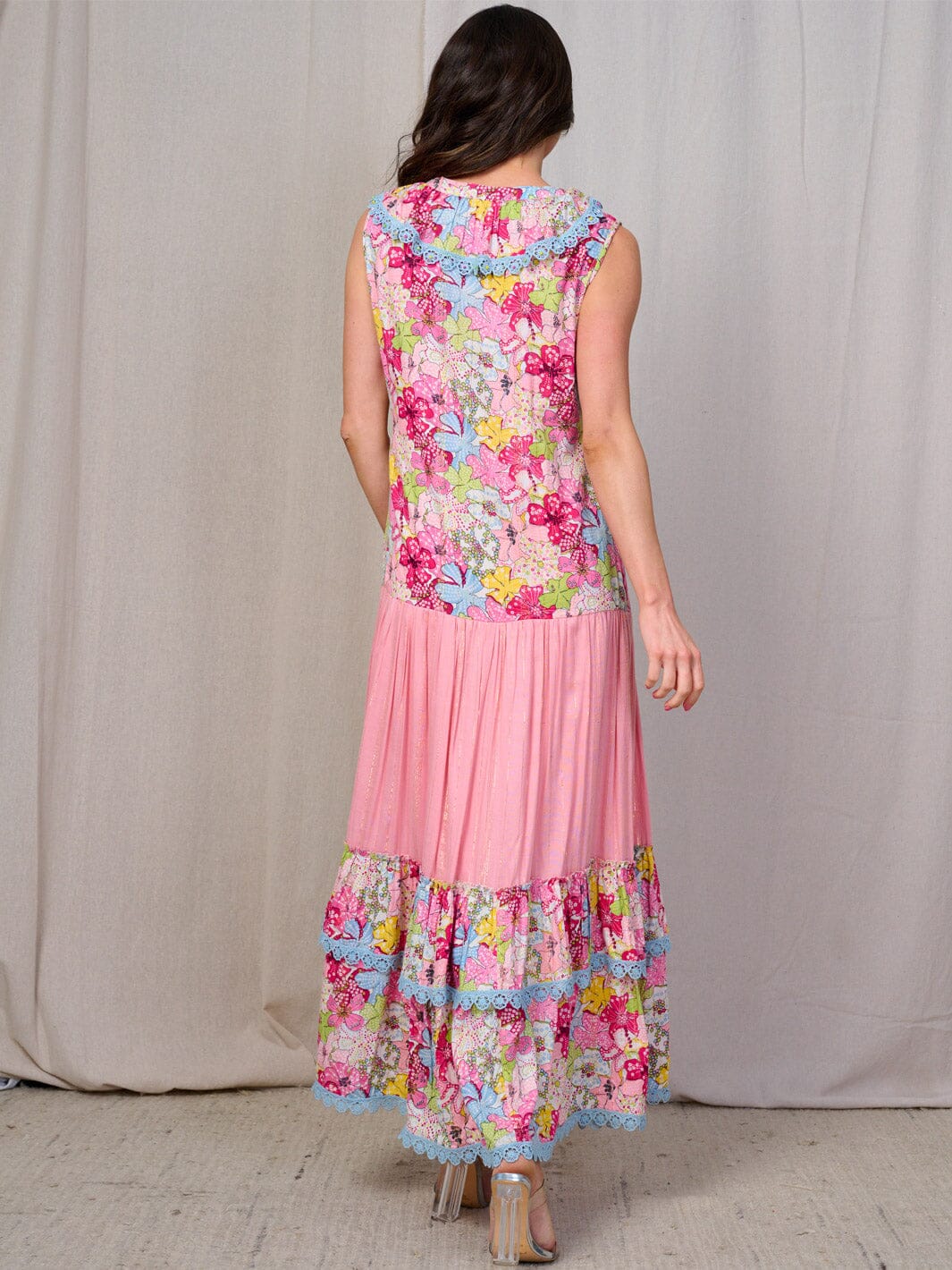 WOMEN'S SLEEVELESS V-NECK TIERED FLORAL TRIM DETAILED MAXI DRESS