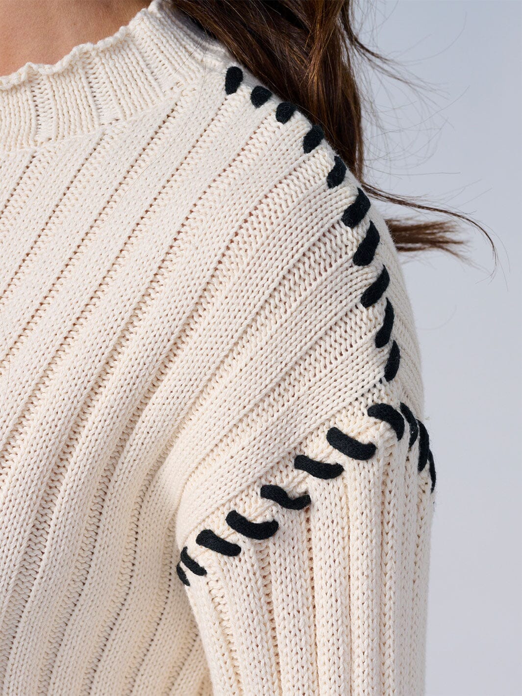 WOMEN'S LONG SLEEVE TRIM DETAILED PULLOVER KNIT SWEATER