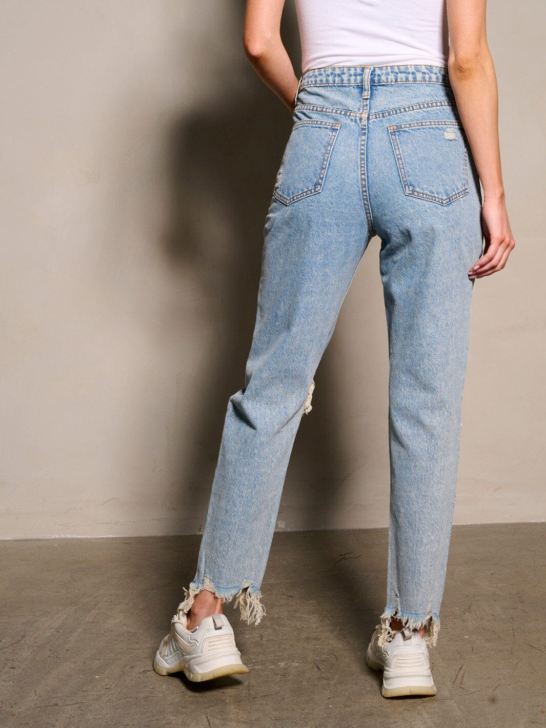 WOMEN'S BUTTON CLOSURE POCKETS DISTRESS DENIM PANTS