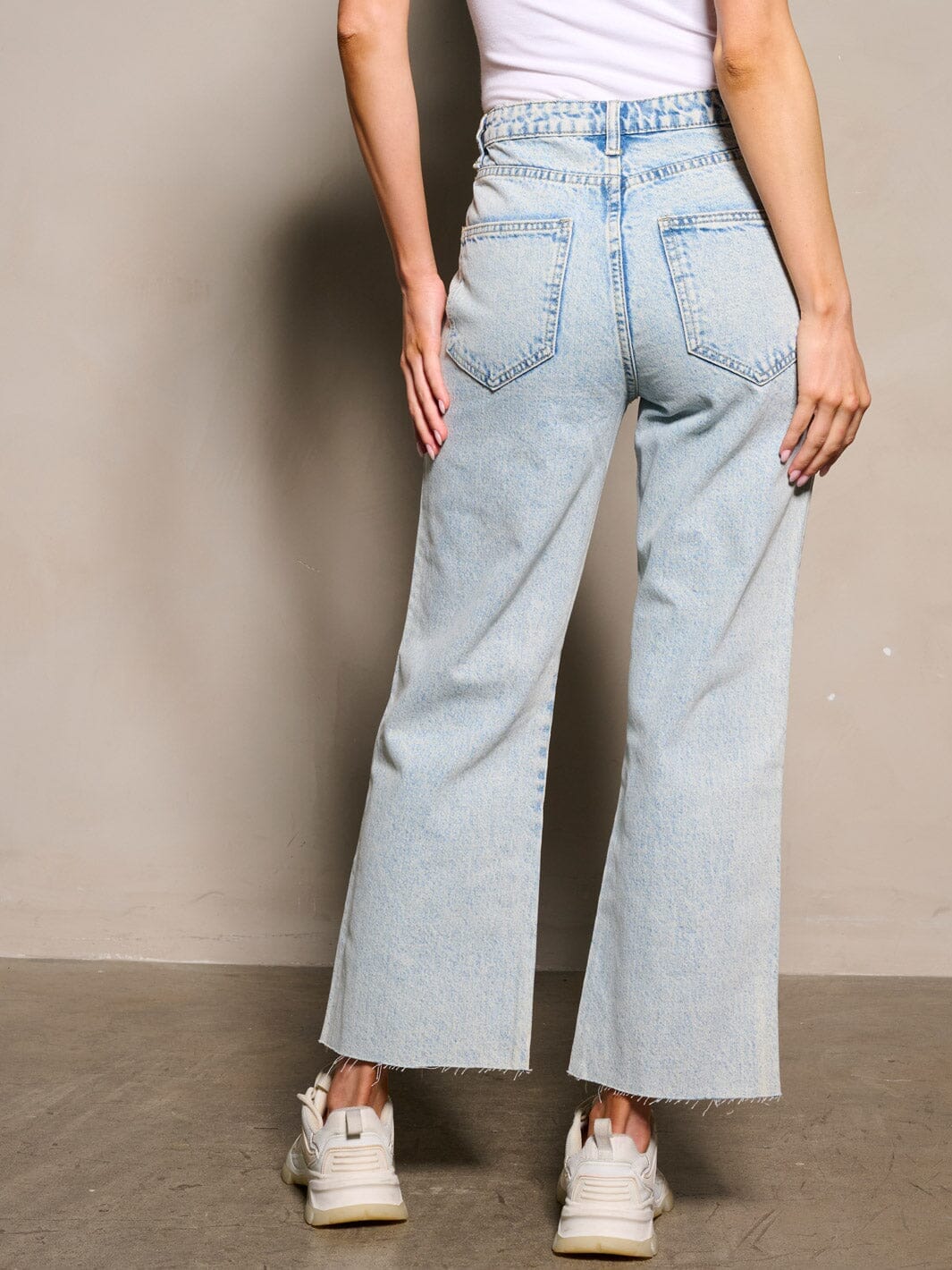 WOMEN'S BUTTON CLOSURE POCKETS DISTRESS DENIM PANTS