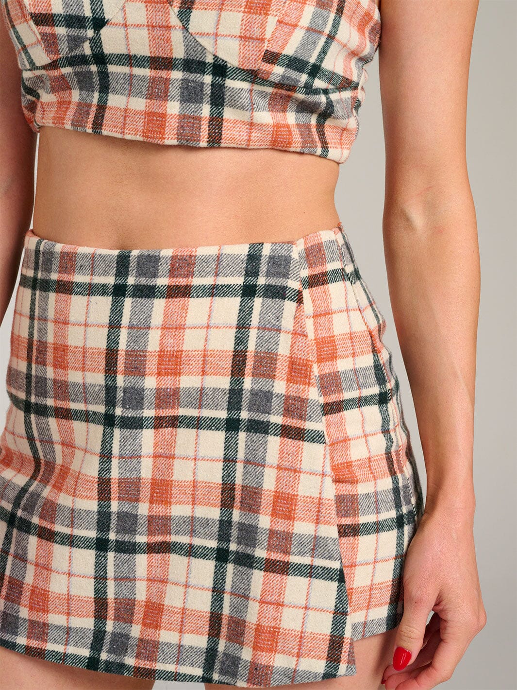 WOMEN'S SLEEVELESS CROP TOP & ZIPPER CLOSURE MINI SKORT PLAID 2PC. SET
