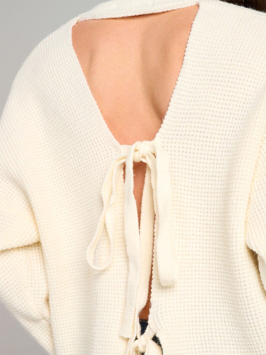 WOMEN'S LONG SLEEVE V-NECK OPEN BACK KNIT PULLOVER SWEATER