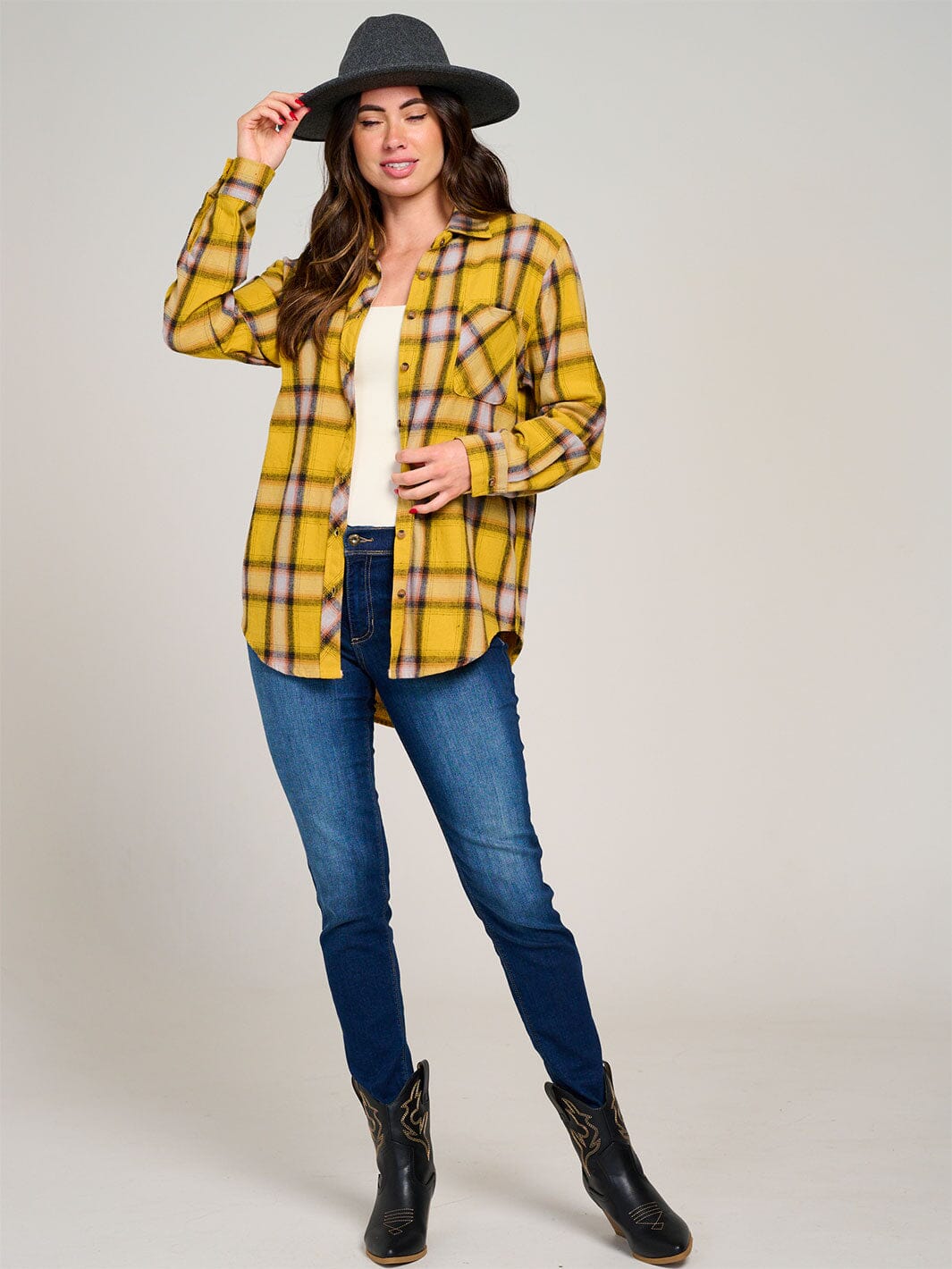 WOMEN'S LONG SLEEVE FRONT POCKET BUTTON UP PLAID SHIRT