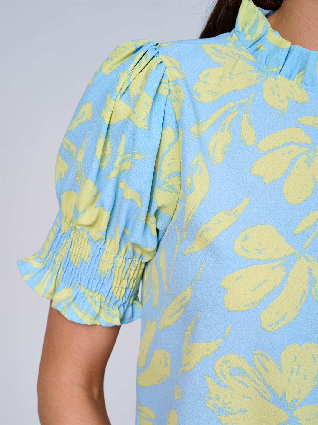 WOMEN'S SHORT SLEEVES MOCK NECK LEAF PRINT BLOUSE