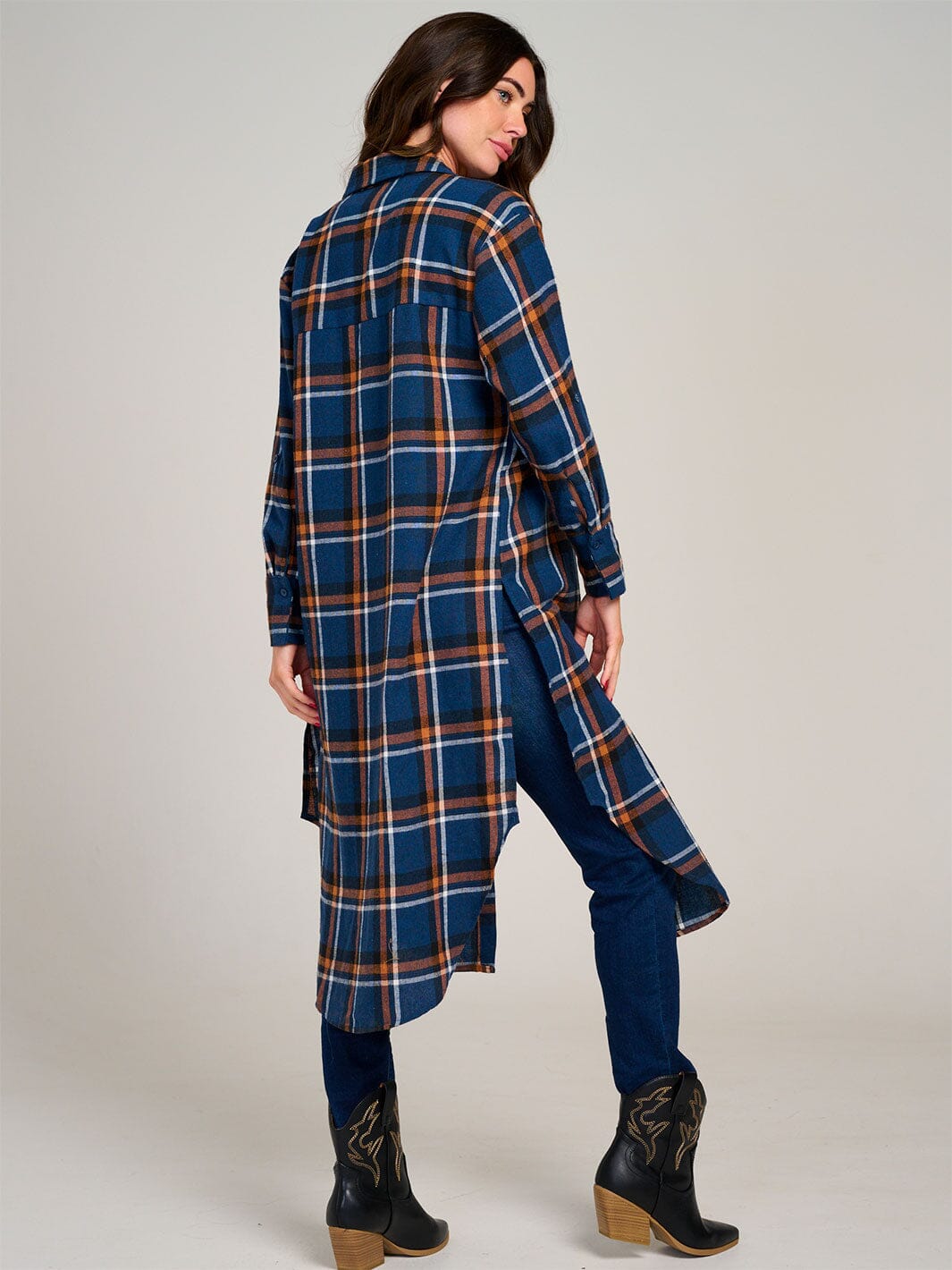 WOMEN'S LONG SLEEVE FRONT POCKET BUTTON UP PLAID SHIRT