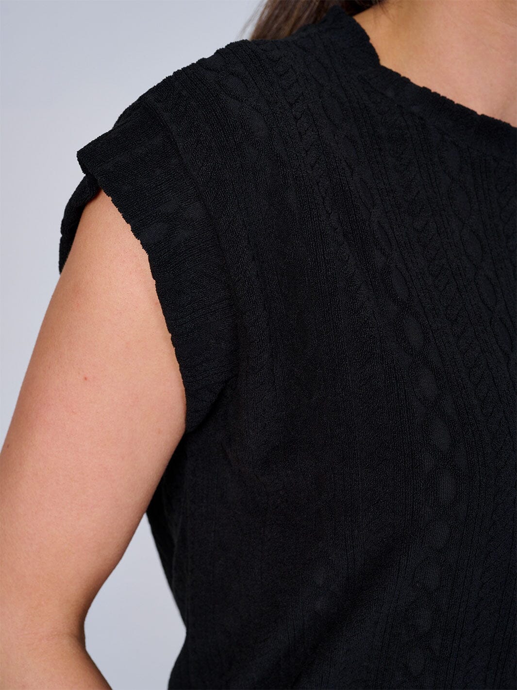 WOMEN'S SLEEVELESS DETAILED TOP