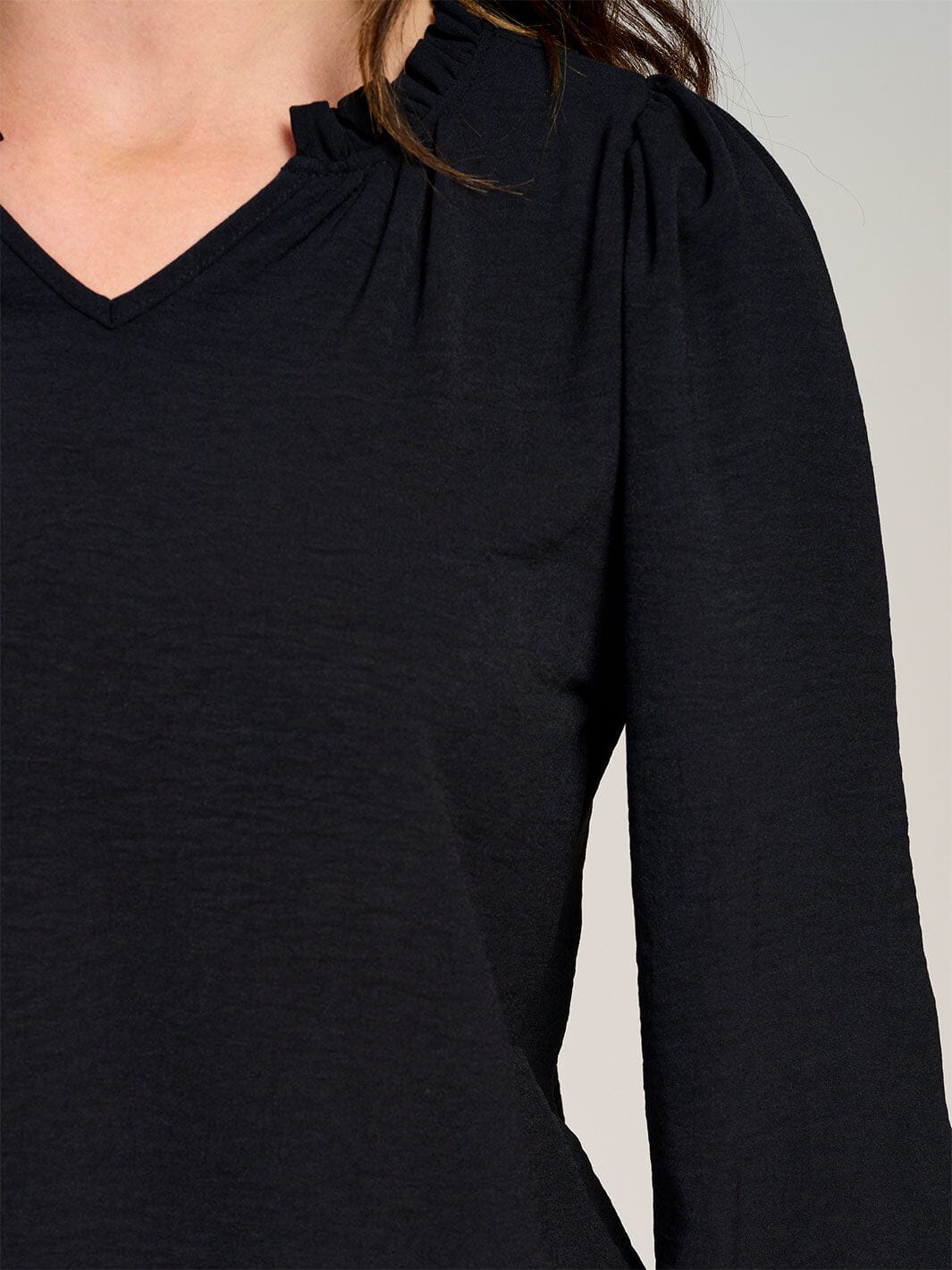 WOMEN'S LONG SLEEVE V-NECK RUFFLE HIGH-LOW BLOUSE
