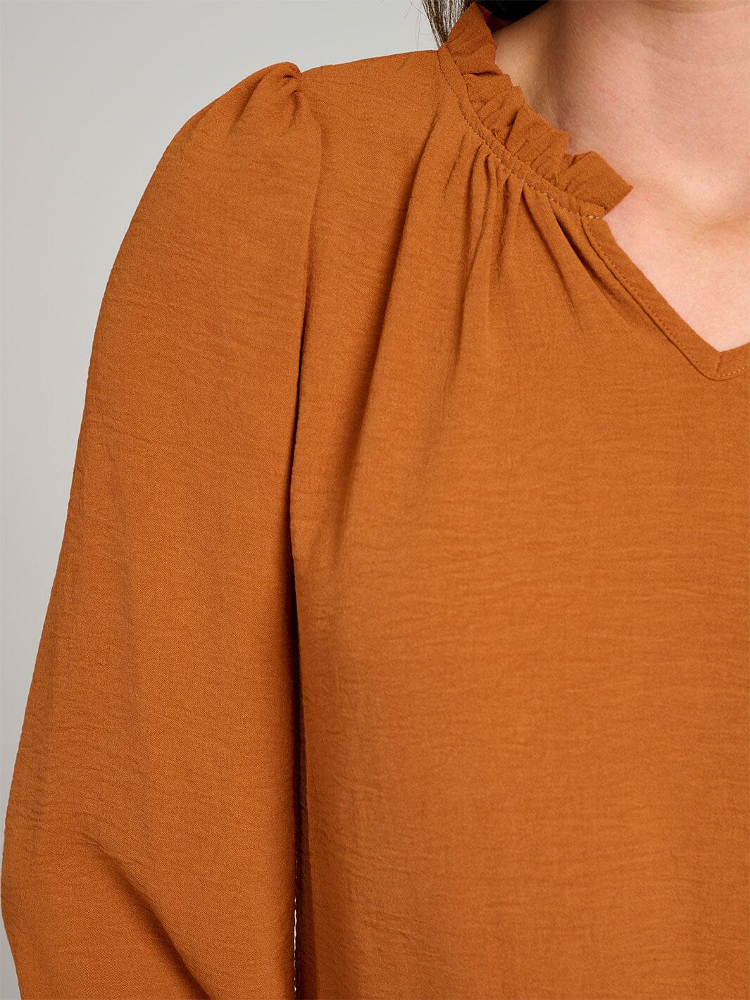 WOMEN'S LONG SLEEVE V-NECK RUFFLE HIGH-LOW BLOUSE