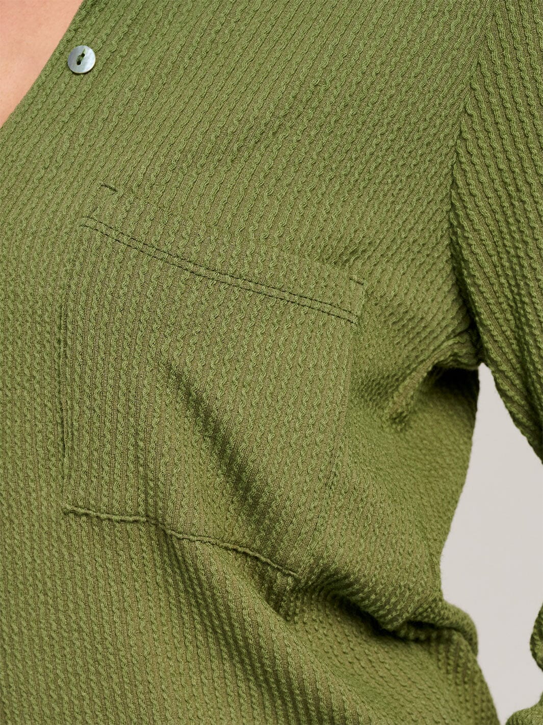 WOMEN'S LONG SLEEVE BUTTON CLOSURE FRONT POCKET RIBBED TOP