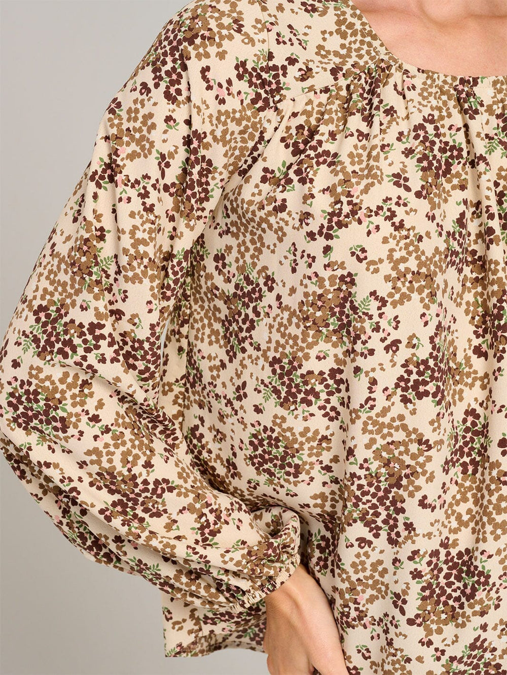 WOMEN'S LONG SLEEVE ROUND NECK FLORAL BLOUSE