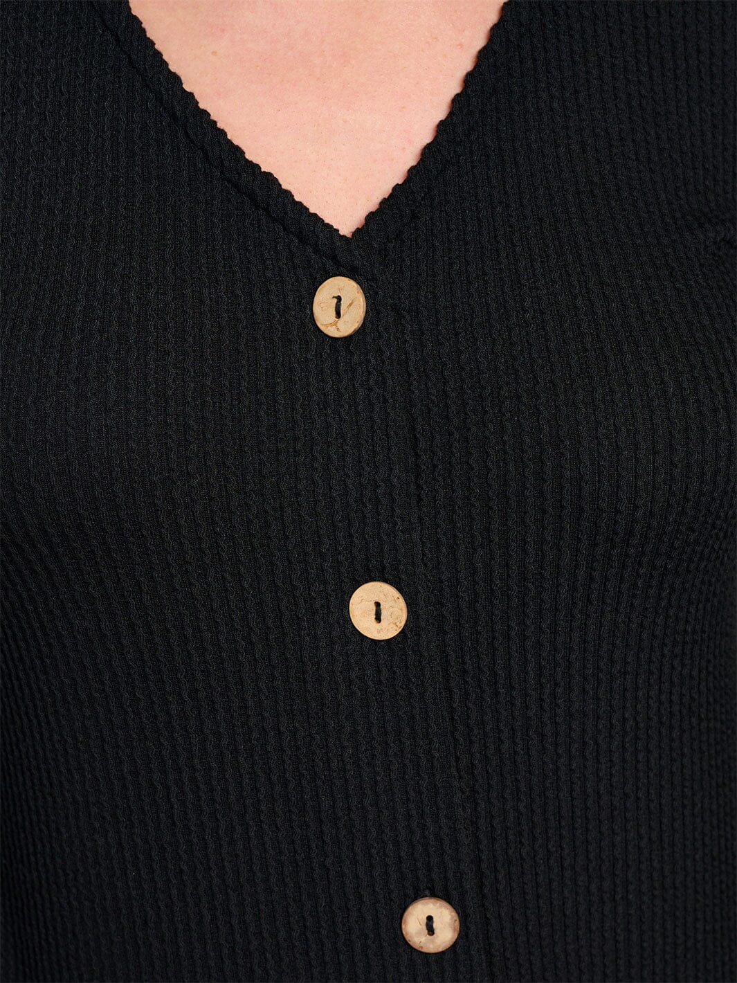 WOMEN'S LONG SLEEVE BUTTON CLOSURE RIBBED TOP