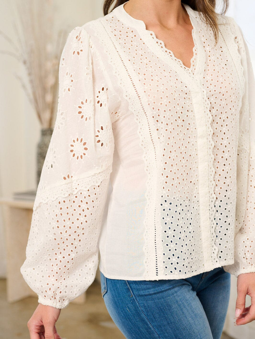 WOMEN'S LONG SLEEVE V-NECK EYELET DETAILED BLOUSE TOP