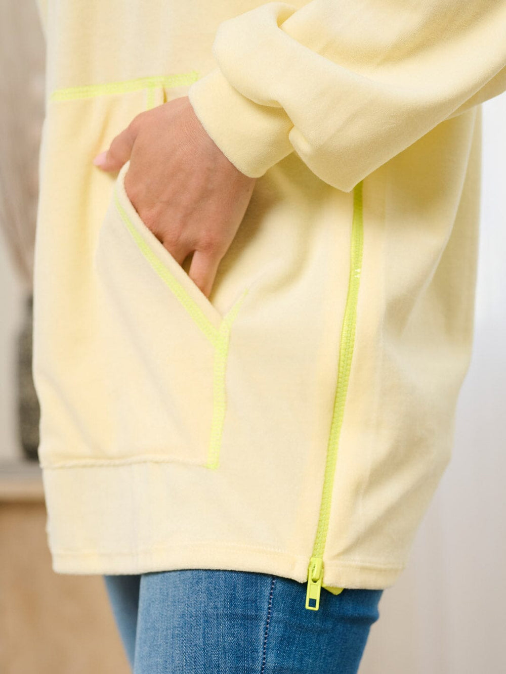 WOMEN'S LONG SLEEVE FRONT POCKETS PULLOVER HOODED SWEATER