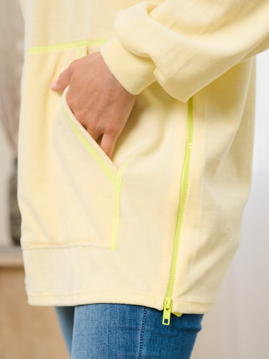 WOMEN'S LONG SLEEVE FRONT POCKETS PULLOVER HOODED SWEATER